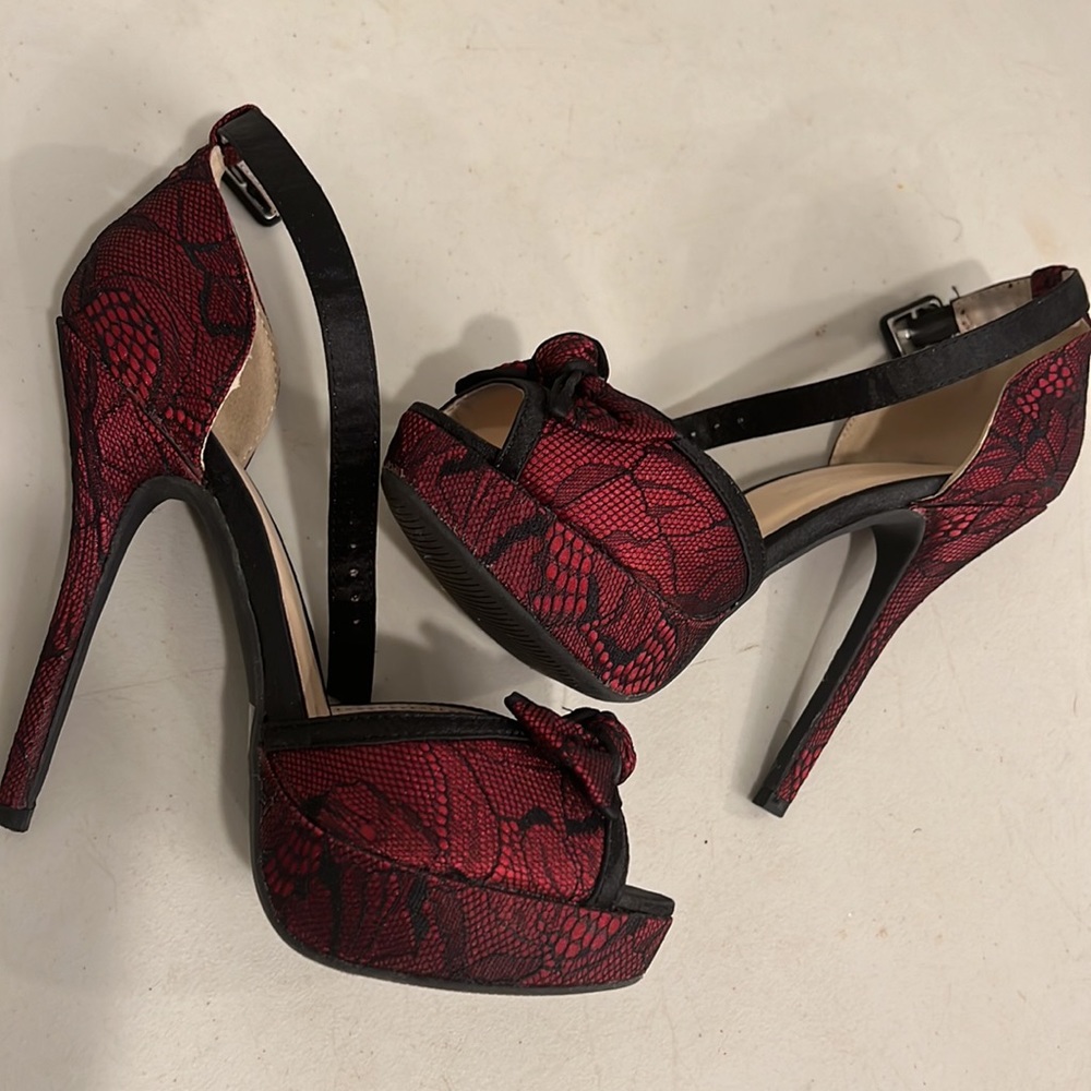 Lace burgundy platform pumps